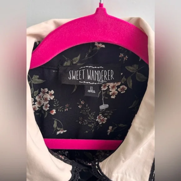 Sweet Wanderer Black Floral Blouse with Cream Collar - Picture 4 of 4